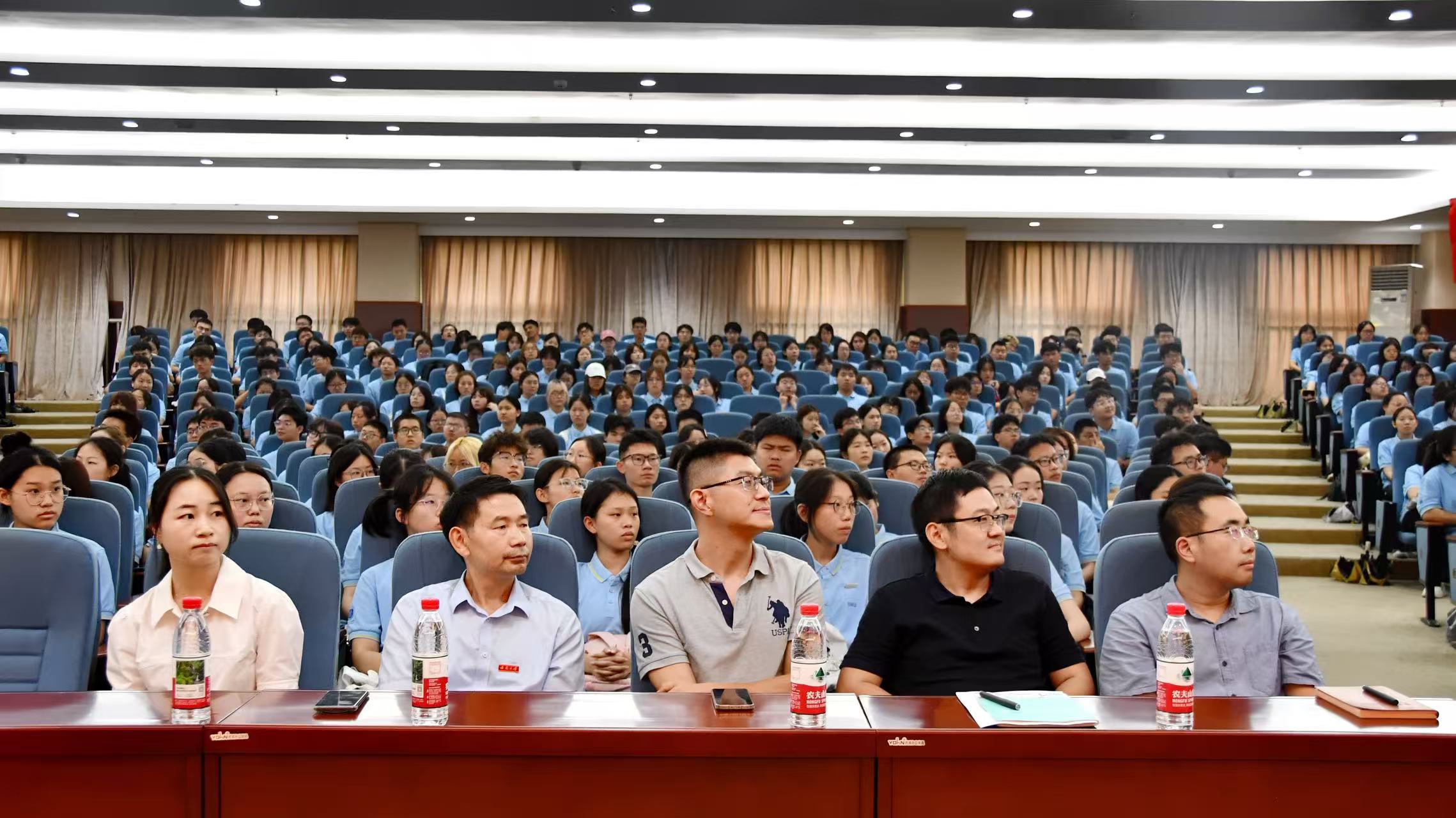 文件名称:专业导航教师全景.jpg原图大小:0.33MB