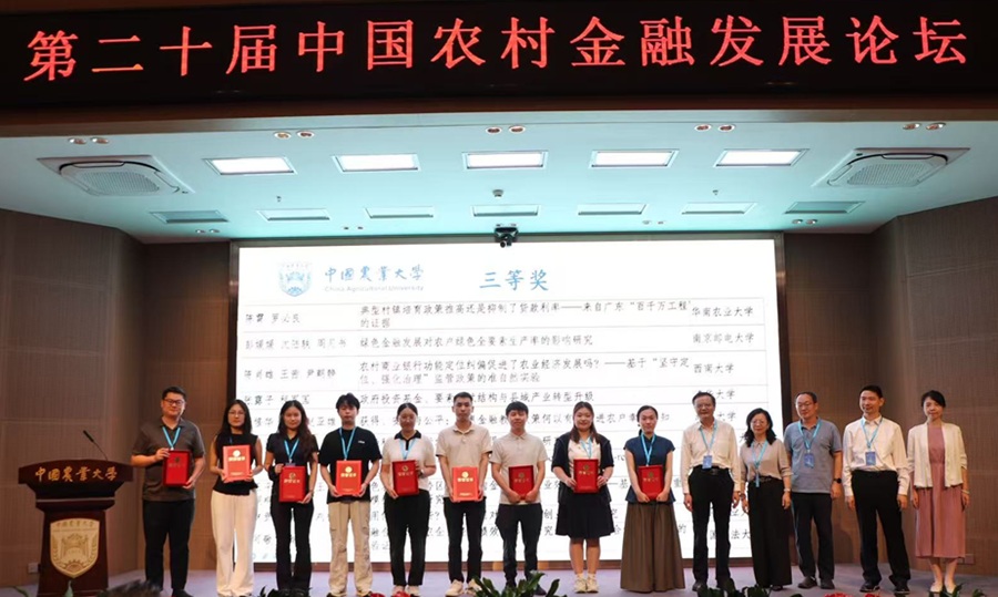 文件名称:4陈肖雄获得三等奖照片.jpg原图大小:0.15MB